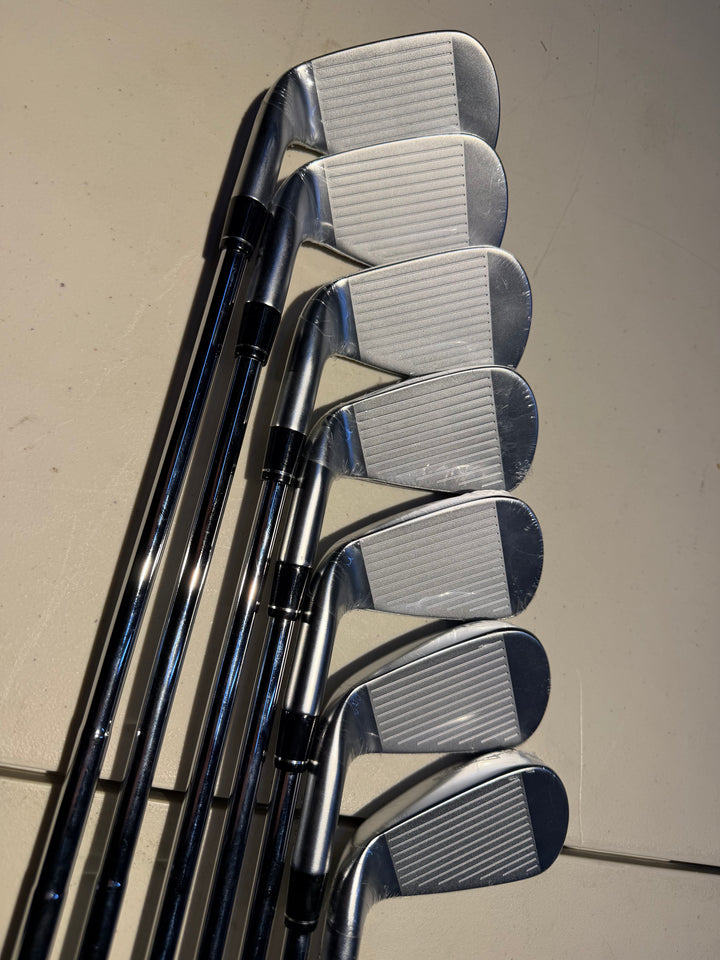 Callaway Apex Ai200 Irons 4i-PW Dynamic Gold Mid 100 S300 Right Hand - Store Display Demo
